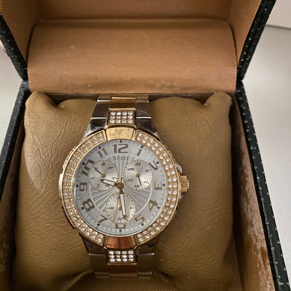 Women’s Guess watch - Picture 1 of 2